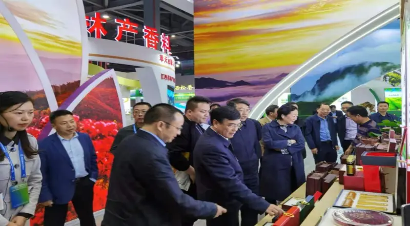 Vedúci predstavitelia Národnej správy lesov a trávnatých plôch a Provinčného lesníckeho úradu Jiangxi kontrolujú náš stánok na výstave Provincial Forestry Expo
